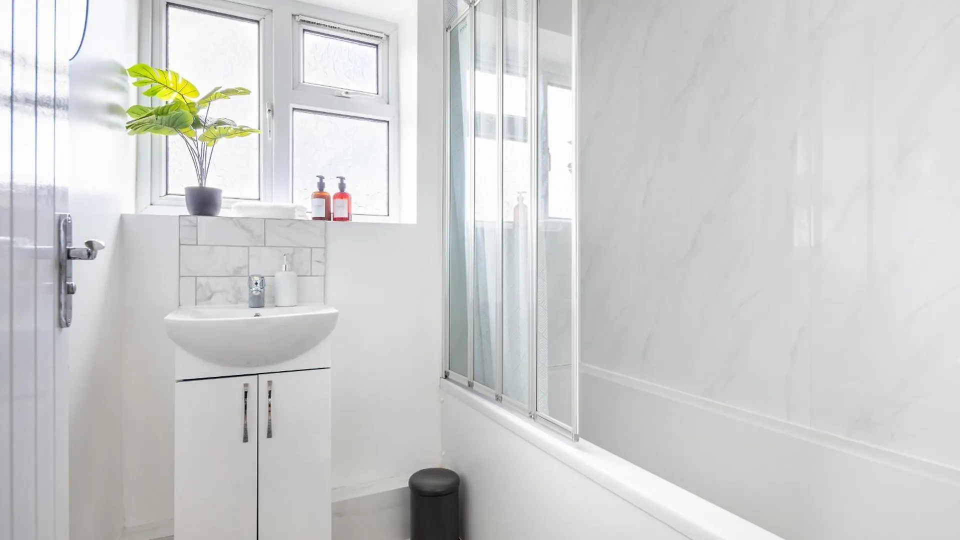 City Gem - 2 Bed House, 6 Mins From Liverpool Street, Shops & Restaurants London