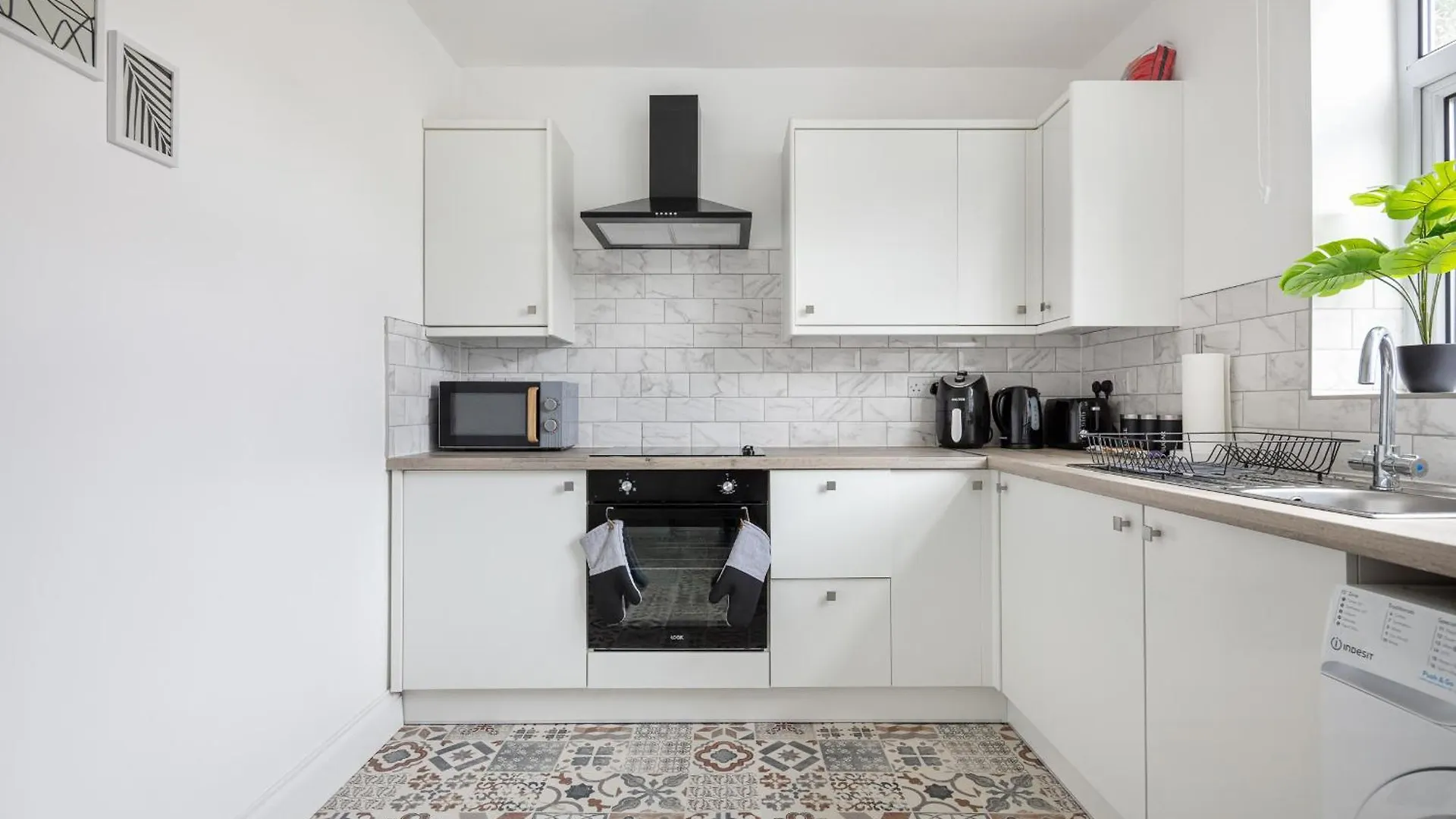 City Gem - 2 Bed House, 6 Mins From Liverpool Street, Shops & Restaurants London